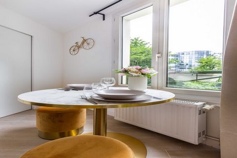 Nice apartment located in the 15th district of Paris The geographical location of the apartment will allow you to move very easily and quickly throughout the capital of France via the many possibilities of public transport : - Subway: Pont du Garigli...