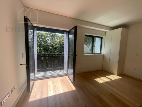 Apartamento T0 novo, com arrumos, para comprar no Bairro do Bonfim - Porto, junto ao Campo 24 de Agosto. Este apartamento T0 no Bairro do Bonfim, Porto, é uma excelente opção tanto para quem busca uma residência moderna quanto para quem deseja invest...