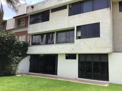 Preciosa casa con mucha luz natural y amplios espacios. Cuenta con 4 recámaras cada una con baño y vestidor, 2 medios baños de visitas, con un cuarto de juegos con bar con salida a un espectacular jardin de alrededor con terraza. Tiene un estudio, fa...