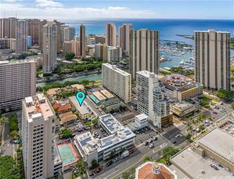 Oui, c’est ce grand bâtiment de trois étages au bout du cercle que vous avez remarqué en visitant les condominiums de Kahakai Drive. Quartier calme avec des trottoirs, Kahakai est situé le long du canal Ala Wai bordé d’arbres en bordure de Waikiki, à...