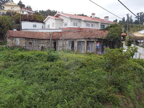 Procura um investimento seguro? Apresento - lhe este excelente imóvel em Torrados com as seguintes característica: - Casa Térrea em Pedra com cobertura de telha para restauro com uma área de implantação 102m2 mais 62 m2 de área dependente. - Terreno ...