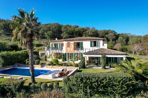 Villa provençale avec vue magnifique sur la mer. Dans un domaine privé calme avec une vue imprenable sur la mer et la baie de Saint-Tropez. La villa est construite en largeur. Cela vous permet de profiter des belles vues et de la lumière depuis toute...