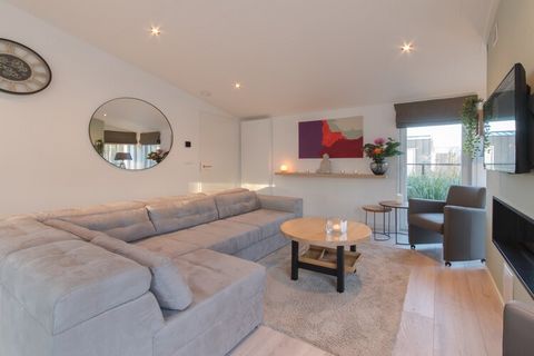 Slechts door een klein slootje gescheiden van de bosrand treft u deze mooi, moderne accommodatie. Door de ligging op de hoek geniet u van veel privacy. De woning is sfeervol ingericht met onder andere een fraaie gashaard en voorzien van mooie, grote ...