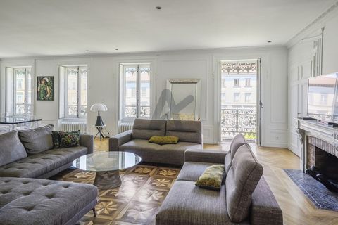 Lyon 6e, idéalement situé sur le cours Franklin Roosevelt dans un immeuble bourgeois de belle facture, appartement traversant, climatisé et en étage élevé de 175m2. Son séjour spacieux de 70 m2 avec ses 4 fenêtres et son balcon offrent une superbe vu...