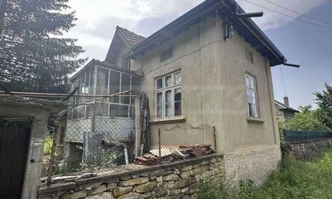 Agence SUPRIMMO : ... A vendre est une belle maison de deux étages située dans un village calme et agréable à seulement 12 km de Pavlikeni et 50 km de Veliko Tarnovo. Cette propriété est idéale pour les personnes qui recherchent la tranquillité et le...