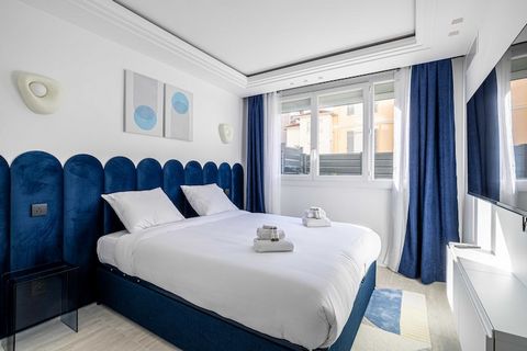 Welkom in Cannes! Ontdek de charme van de stad vanuit dit gastvrije huis. Dompel uzelf onder in de levendigheid van dit appartement, genesteld in een levendige hoek, dat comfort en ontspanning biedt met twee gezellige slaapkamers, een lichte woonkame...