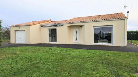 Située dans la commune de Petosse à 15 minutes de Fontenay-le-Comte, 55 minutes de la Rochelle etc... Fabrice DEZAMY vous présente cette jolie maison de plain-pied très bien entretenue, lumineuse. Avec une surface habitable de 150m² sur un terrain de...