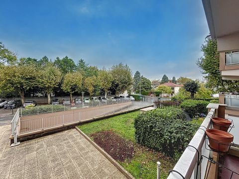 Situé au cur du quartier prisé du Point du Jour dans le 5ème arrondissement de Lyon, et dans une résidence très convoitée. Cet appartement à rénover, se trouve au 1er étage dune résidence calme et très bien entretenue. Il dispose de 3 chambres spacie...