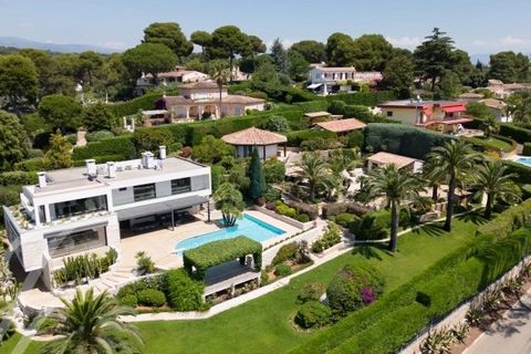 Prächtige Villa im kalifornischen Stil in einem Anwesen mit herrlichem Meerblick in einer ruhigen Wohngegend von Antibes. Nur 5 Autominuten vom Meer und den besten Sandstränden entfernt. Die Hauptvilla bietet 512 m² Wohnfläche. Mit ihrer Südausrichtu...