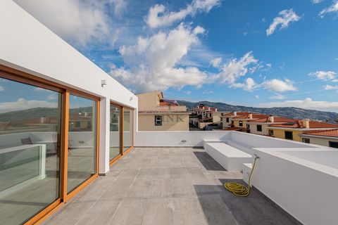 Fantastische Villa in der Gegend von Barreiros, mit großen Außenbereichen, Swimmingpool, Dachboden und Terrasse mit Blick auf die Bucht von Funchal; Ausgezeichnete Sonneneinstrahlung und Leuchtkraft; Es wird im Jahr 2023 umgebaut und bezugsfertig gel...