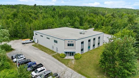 Vermietetes Geschäftsgebäude mit einer Grundfläche von +/-8000 m² am Bourque Boulevard, Sherbrooke. Grundstück von 14,94 Hektar mit Blick auf den Bourque Boulevard und den Highway 10/55. Derzeit etwa 90000 m² in Gewerbegebieten und 560000 m² in Wohng...