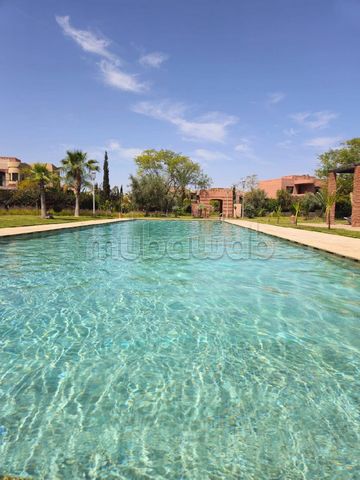 Le Meurice Immobilier le ofrece esta villa que se encuentra en una residencia segura con piscina comunitaria en La Palmeraie de Marrakech. La villa tiene una superficie habitable de (274m²) y una superficie de parcela (268m²). En la entrada, disfruta...