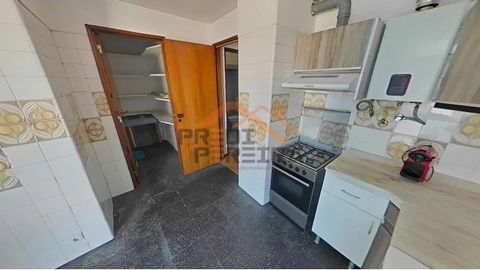 Excelente oportunidade de investimento Apartamento T2 com estacionamento e vista completamente desafogada, a poucos minutos do Parque das Nações! Este imóvel é ideal para quem procura um projeto personalizado ou uma remodelação ao seu gosto. Com duas...