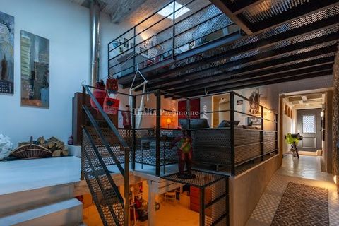 EXCLUSIVITÉ THALIA PATRIMOINE - QUINSAC - Charme fou pour cette maison de village entièrement rénovée façon loft, située en plein coeur du centre-bourg et de ses commerces. D'une surface habitable de 155m2, elle propose au rez-de-chaussée une vaste e...