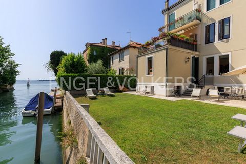 Ort: Lido di Venezia, Lido Der Lido von Venedig ist ein beliebter Badeort für Venezianer und Touristen aus Italien und der ganzen Welt, der für sein kristallklares Wasser und seine schönen Strände geschätzt wird. Der Jugendstil prägt noch immer die g...