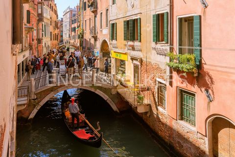 Ort: Castello, Venedig Das Castello-Viertel, der größte und einer der ältesten Stadtteile Venedigs, liegt im Osten der Stadt. Es war schon immer eines der am dichtesten besiedelten Viertel der Stadt und hat sich die traditionelle 