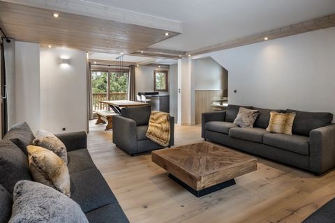 In der begehrten Gegend von Courchevel La Tania erwartet Sie dieses 210 m² große Ski-in-Ski-out-Chalet mit einem geräumigen Empfangsraum mit Kamin und offener Küche mit Blick auf eine weitläufige Terrasse von 40 m². Neben sechs Schlafzimmern mit eige...