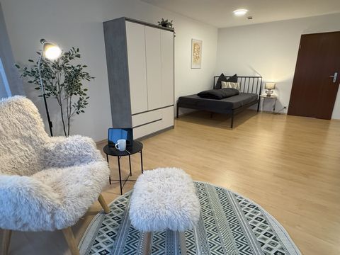 Ideal für Pendler oder Fliegendes Personal: Neu möblierte 1-Zi. ETW mit Stellplatz in Filderstadt-Harthausen ERSTBEZUG NACH NEUMÖBLIERUNG + NEUE KÜCHE Das Apartment ist komplett ausgestattet, sodass Sie sorgenfrei einziehen können. AUSSTATTUNG: - Woh...