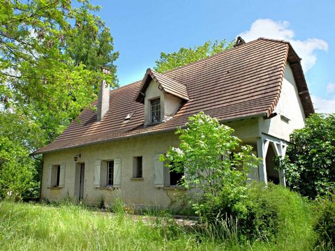 Dit grote huis uit 1976 biedt ruime kamers voor een groot gezin. De meeste kamers bevinden zich op de begane grond (woonkamer, keuken, badkamer, toilet en 3 slaapkamers) wat de woning prettig maakt om in te wonen. De kamers zijn allemaal licht en heb...