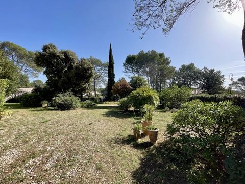 Venite a scoprire in una vera oasi di pace, questa villa prevalentemente su un piano con ottimi servizi. Situato in un ambiente calmo e boscoso, sarete sedotti dalla tranquillità del luogo. Situata su un terreno di circa 1300 mq e adatto per la pisci...