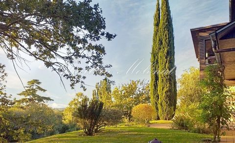 The Plaine de Versailles hides some nuggets, don't miss this one! In a protected and green setting, discover one of the most beautiful properties in Fontenay! Superb architect's house bathed in light of 305 m²hab. Nestled in the heart of an elegant l...