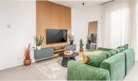 Location: Istarska županija, Poreč, Poreč. Istria, Poreč, modern three-room apartment in a sought-after location! This fully furnished apartment in a smaller residential building is for sale in a sought-after location near the center of Poreč. The ap...