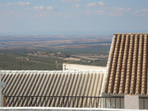 Dieses charmante Haus in Estepa, auf einer Anhöhe im Dorf gelegen, bietet einen Panoramablick, der Sie zum Entspannen und Genießen der Ruhe der Gegend einlädt. Das vor mehreren Jahrzehnten erbaute Haus hat seinen ursprünglichen Charakter bewahrt und ...