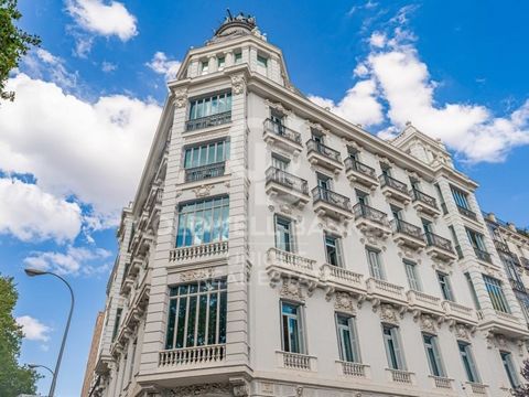 Coldwell Banker Unique presents an exceptional flat in the exclusive neighbourhood of Recoletos, one of the most desirable and sophisticated areas of Madrid. This unique property boasts a large terrace and a privileged location that makes it a true u...