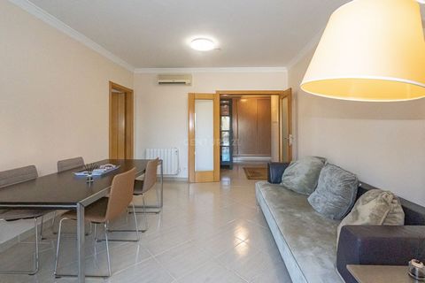 Venez voir ce bel appartement, plein de lumière, avec un emplacement privilégié qui vous permet de vivre avec tranquillité et sécurité. Il a une disposition harmonieuse, avec un hall, un salon et une cuisine séparés de les chambres à coucher. Après u...