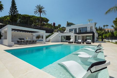 Ontsnap aan de luxe met deze prachtige villa met 5 slaapkamers, gelegen in het hart van de Nueva Andalucía Golfvallei. Met een toplocatie dicht bij het strand en op slechts een steenworp afstand van de weelderige voorzieningen van Puerto Banus en Mar...