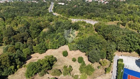 Location: Primorsko-goranska županija, Viškovo, Mladenići. Viškovo, Bauland im Herzen der Natur. Das 1117 Quadratmeter große Grundstück liegt am Ende einer ruhigen Sackgasse, die größtenteils von Einfamilienhäusern bewohnt wird. Der Zugang zum Geländ...