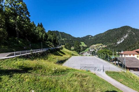 Residentie in het centrum van LA CLUSAZ, langs de Route du Col des Aravis. Dicht bij de skipistes van Bossonnet (ESF-bijeenkomst) en resortactiviteiten. Uitzicht op Beauregard. 3 kamers / 5 personen / 2e verdieping (lift) / Zuid-West 73m² + 7m² zolde...