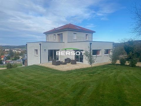 Bersot Immobilier, vous propose à Vesoul, cette maison neuve accès plain pied comprenant une cuisine ouverte sur une vaste pièce de vie , quatre chambres dont une suite parentale. Un grand sous sol complète le bien. Le sous sol de 80 m2 peut accueill...