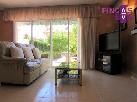 Fincas Eva apresenta uma maravilhosa villa na praia de Altafulla, ao lado do iate clube. Em bom estado, pronto para desfrutar durante todas as estações do ano, com todo o conforto e numa localização muito boa. . É composto por 201m2 + AMPLO TERRAÇO d...