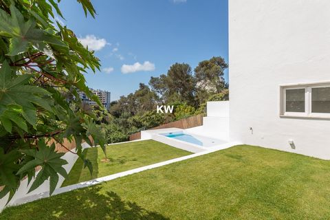 Maison T7 très lumineuse, avec jardin et piscine, située dans un quartier calme, avec une orientation Est/Sud/Ouest, ce qui lui confère une luminosité exceptionnelle. À côté de la passerelle Ribeira das Vinhas avec accès piéton au marché de Cascais, ...