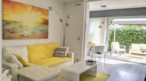 A saisir 100 mètres de la plage ! Idéal résidence secondaire, investissement locatif saisonnier, bel appartement studio cabine en rez-de-jardin, composé d'un séjour, cabine lit 2 personnes, cuisine équipée, salle d'eau wc et belle terrasse jardinet. ...