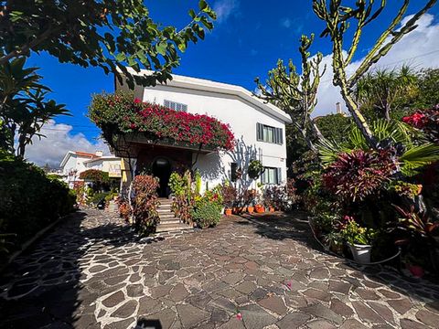 Haus in der Gegend von Rochinha, vom Typ T3 mit 3 Etagen. Diese Villa befindet sich in einem privaten Eingang, der von 3 anderen Villen geteilt wird, und bietet Platz für zwei Autos im Freien. Auf der Etage 0, dem Haupteingang der Villa, befindet sic...