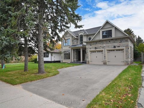 Designed with no expense spared, an exclusive residence in Oakville close to Go Station, Schools and Park. Beautiful foyer which is open to above with a huge chandelier lighting the space. Separate Living and Dining Areas, and an open concept Family ...