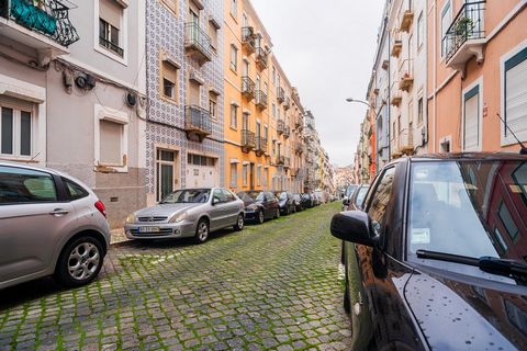 Te presentamos este apartamento en 3ª planta sin ascensor organizado de la siguiente manera: Sala común con sala y comedor. Habitación interior una habitación que da al fondo. Cocina semi equipada Baño Terraza acristalada con zona de lavado Ven a des...