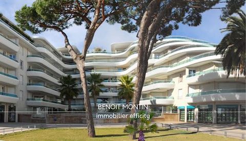 83600 - FRONT DE MER - RÉSIDENCE DE GRAND STANDING - APPARTEMENT T2 49,50 m2 - LOGGIA 12,5 m2 - 3ème ÉTAGE - VUE MER ET ACCÈS PLAGE DIRECTE - BOX FERMÉ EN SUS Benoit Montin, manager Efficity vous propose de découvrir cet appartement T2 de 49,50 m² Ca...