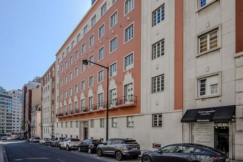 Welcome to this stunning flat in the heart of Lisbon, situated in a dynamic and vibrant neighbourhood of the city. With three suites, this property offers the perfect place to live a luxurious life. With a total area of 180 square metres and a gross ...