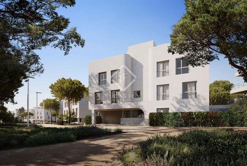 Lucas Fox welcomes you to this impressive development in a high-end community, quiet and surrounded by pine trees and garden areas , offering a picturesque view just a few steps from the Mediterranean Sea. The apartments are distributed on the ground...