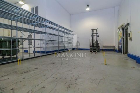 Location: Istarska županija, Novigrad, Novigrad. Istria, Cittanova Sala commerciale in vendita a Novigrad. L'area della sala d'affari è di 410 m2 e si sviluppa su 2 piani. Si compone di 5 camere, 3 uffici, magazzino, guardaroba con wc e un altro wc s...