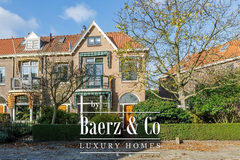 In perhaps the most beautiful street in Delft located well maintained, characteristic townhouse with a well-kept front, side and back garden and a particularly large storage room next to the house. This property is located in the popular '30s distric...