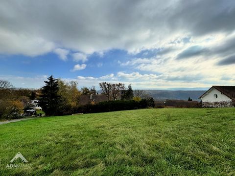 A VISITER RAPIDEMENT L'agence ADN Immo vous propose cette très jolie parcelle de 1434 m2, dont 909 m2 constructible, sur la commune de Pougny. Secteur UGM2 (25% d'emprise au sol). Libre constructeur. Non viabilisée. Environnement exceptionnel. Au cal...