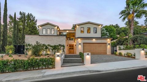 Introducing a completely reimagined view home, nestled on a generous 11,132 sqft lot in the highly sought-after South of the Blvd neighborhood in Encino. This incredible residence is filled with designer finishes and embodies perfection in every deta...