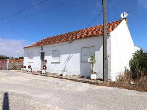 Pequena quinta com 927m2 localizada no coração de Lavos, a curta distância da praia da Costa de Lavos (4,5Km). Se procura a tranquilidade do campo, aliada à proximidade urbana e às praias do Concelho da Figueira da Foz, esta é uma solução ideal. Mora...