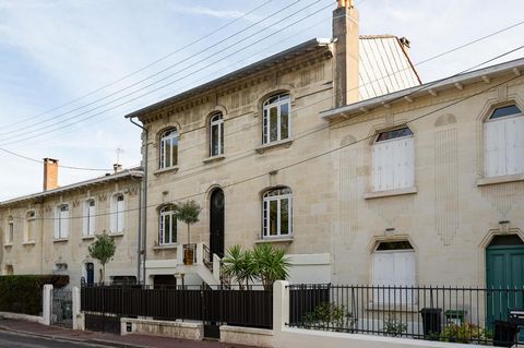 Annonce présentée par Kévin GABILLAUD A vendre Maison Bourgeoise Art déco de 1933 - Le Bouscat - Parc Bordelais. Surface totale 226m², surface habitable environ 185m²(hors cave garage, chaufferie). Magnifique maison avec prestations anciennes conserv...