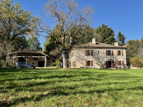 Situé dans un environnement très vert, à la frontière du Lot et du Tarn-et-Garonne, dans un petit village plus que mignon, cette belle propriété a beaucoup de charme et de potentiel, aussi bien en tant que maison d'habitation que pour des réunions de...