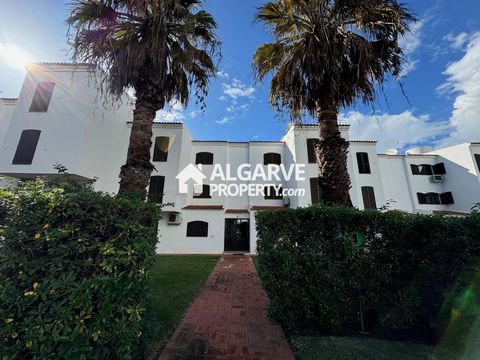 Located in Vilamoura. Lovely two bedroom apartment located in a quiet and residential area close to the Pinhal Golf Course. Condominium with garden and communal pool 10 minutes walk from the Marina and the beach. With 101 sq.m. of built area. The apa...